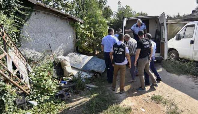 Anchetatorii reiau săpăturile în curtea lui Gheorghe Dincă după ce au găsit oase și dinți în pădurea indicată de suspect - anchetatoriicontinuacercetarilel-1565159908.jpg