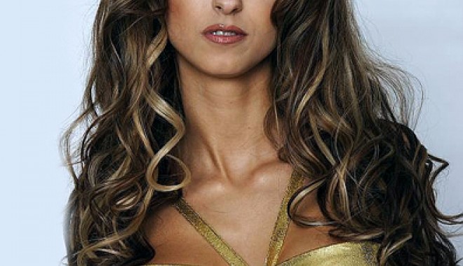 Andreea Bălan,  cu poalele-n sus  chiar pe scenă - andreeabalan-1384442904.jpg
