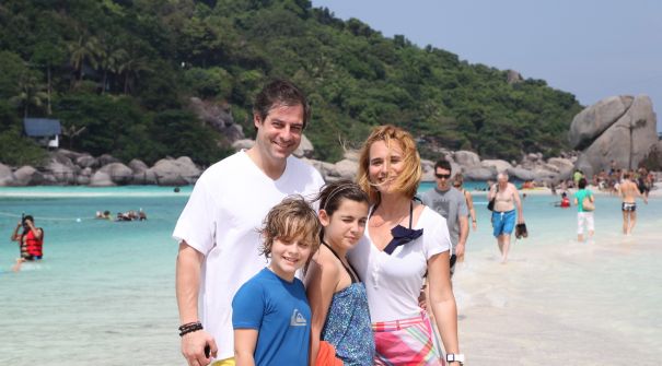 Andreea Esca, 12 ani de căsnicie - andreeaescacufamiliathailanda-1335472306.jpg