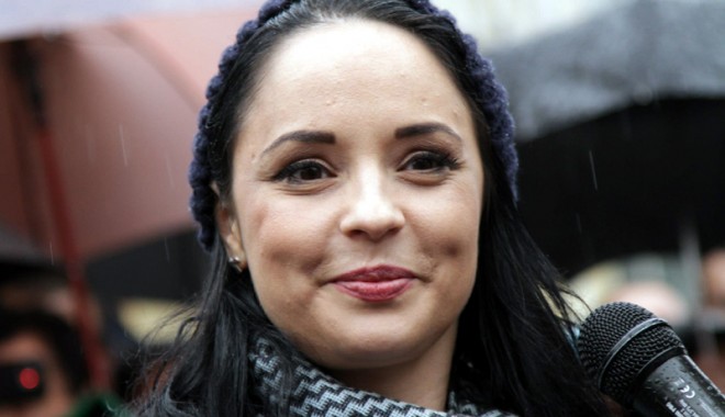 Andreea Marin a renunțat  la numele de Bănică - andreeamarin-1359296653.jpg