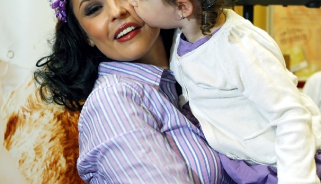 Ștefan Bănică jr. nu o lasă pe Andreea Marin să plece cu fetița lor în Turcia - andreeamarinsifiicaei-1370348242.jpg