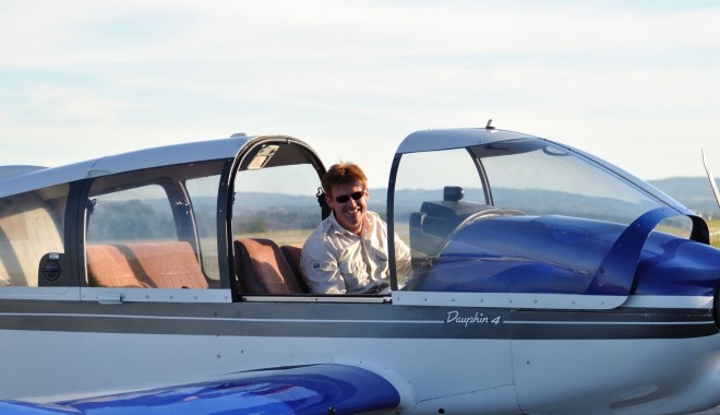 Bucăți din avionul pilotat de ziaristul constănțean ANDREI POSTELNICU, recuperate. AUTORITĂȚILE SUSPENDĂ CĂUTAREA - andreipostenicu-1392369277.jpg