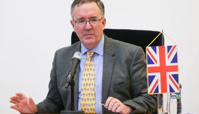 Un milion de români au ales să trăiască în UK - andrewnobleambasadormareabritani-1623999825.jpg