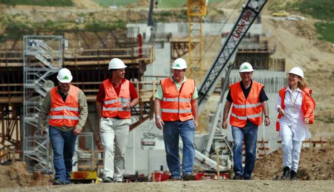 Disponibilizări în masă în domeniul construcțiilor pe timp de vară - angajaticonstructii-1343140615.jpg