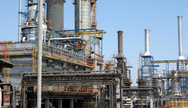 Angajații rafinăriei Petromidia se tem pentru viitorul locurilor de muncă - angajatiidelapetromidia-1462978460.jpg