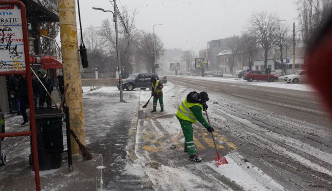GALERIE FOTO / Angajații de la salubrizare, scoși să curețe zăpada din Constanța - angajatiprimariezapada-1519644587.jpg