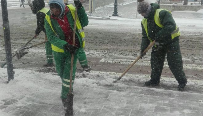 GALERIE FOTO / Angajații de la salubrizare, scoși să curețe zăpada din Constanța - angajatiprimariezapada8-1519644673.jpg