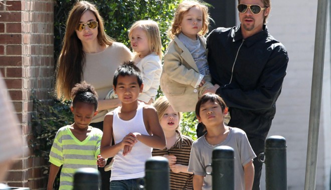 Angelina Jolie vrea o familie cât o echipă de fotbal - angelinajolie-1360333721.jpg
