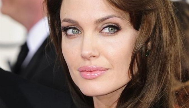 Angelina Jolie a dat în judecată tabloidul britanic Daily Mail - angelinajolie-1405096190.jpg