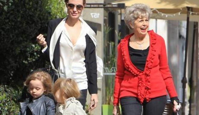 Ce bine se înțeleg! Angelina Jolie, cu soacra la doctor - angelinasoacra-1330439163.jpg