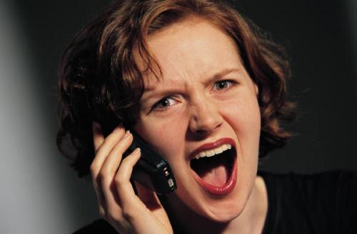 Capitulați când vă simțiți mințită de partener? - angrywomanonphone-1319227256.jpg