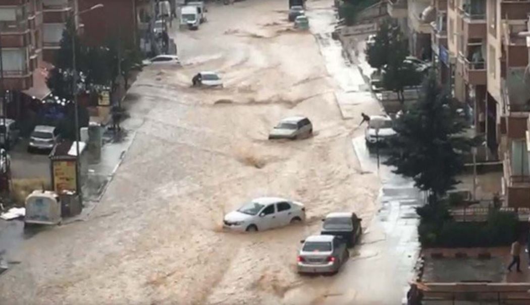 Inundații catastrofale în Ankara. Mai multe maşini au fost luate de ape - ankararain69wgcover-1752921589.jpg