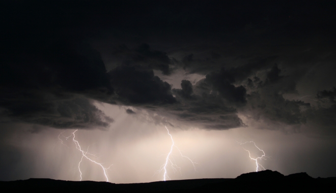CONSTANȚA, SUB AVERTIZARE METEO DE PLOI TORENȚIALE, FURTUNI ȘI DESCĂRCĂRI ELECTRICE - anm-1460556761.jpg