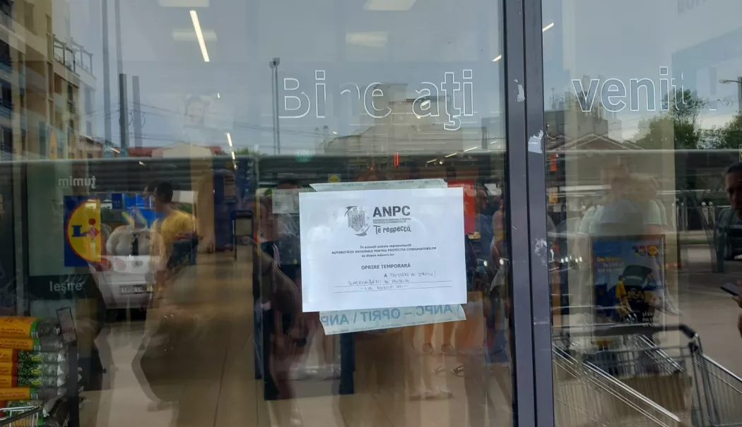Foto - Insecte vii și produse neconforme descoperite la Lidl Năvodari. Activitatea, suspendată temporar
