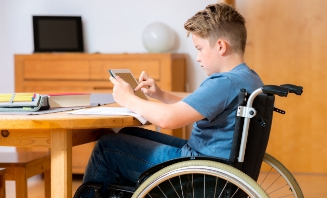 Lovitură pentru părinți. Indemnizația copiilor cu dizabilități nu crește acum