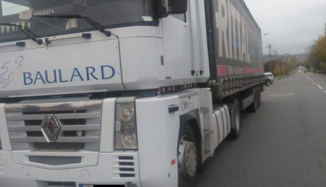 Antifrauda a descoperit trei imigranți ilegali într-un autotren - antifraiudaimigranti1211-1542042017.jpg