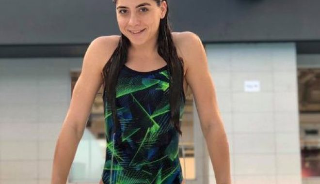 Antoanela Manac, cu burta pe carte! - antoanela-1592932056.jpg