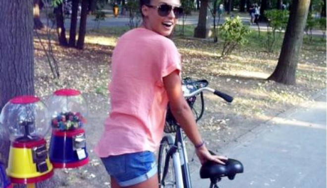 Antonia, sexy  pe bicicletă - antonia-1340634061.jpg