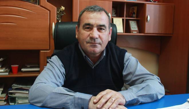 Vistieria Primăriei Adamclisi, mai bogată! Au fost alocați bani pentru reabilitarea unui drum - antontudorelburceaadamclisi3-1441376365.jpg