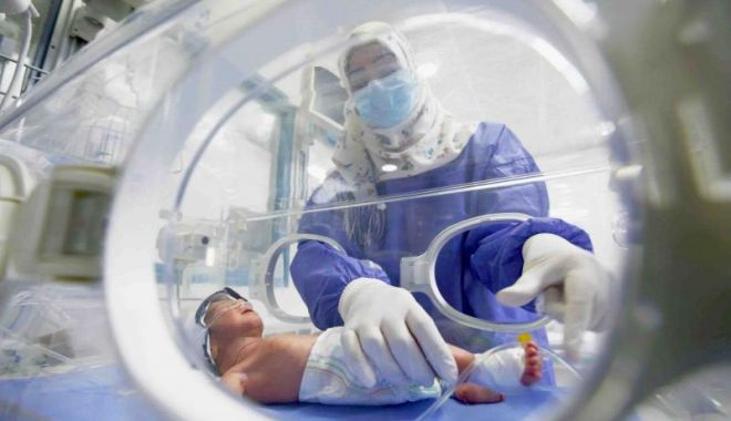 Cel mai tânăr pacient cu COVID-19, un bebeluș de peste o lună, a fost externat din spital - anursewearingaprotectivefacemask-1588333526.jpg