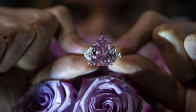 Diamantul roz uriaş 'Fortune Pink', vândut pentru o sumă de peste 28,6 de milioane de euro! - ap22306686684821-1667979674.jpg