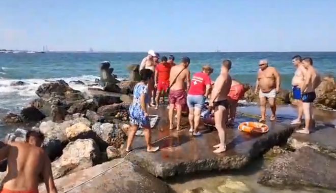 VIDEO / Persoană înecată la Eforie! Medicii încearcă să o resusciteze - apa-1533302357.jpg