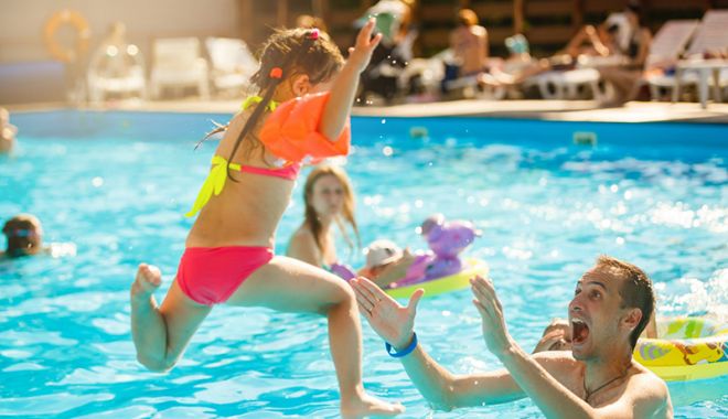 Medicii atrag atenția: Calitatea apelor din piscine, esențială pentru sănătate - apa-din-piscina-1690375454.jpg