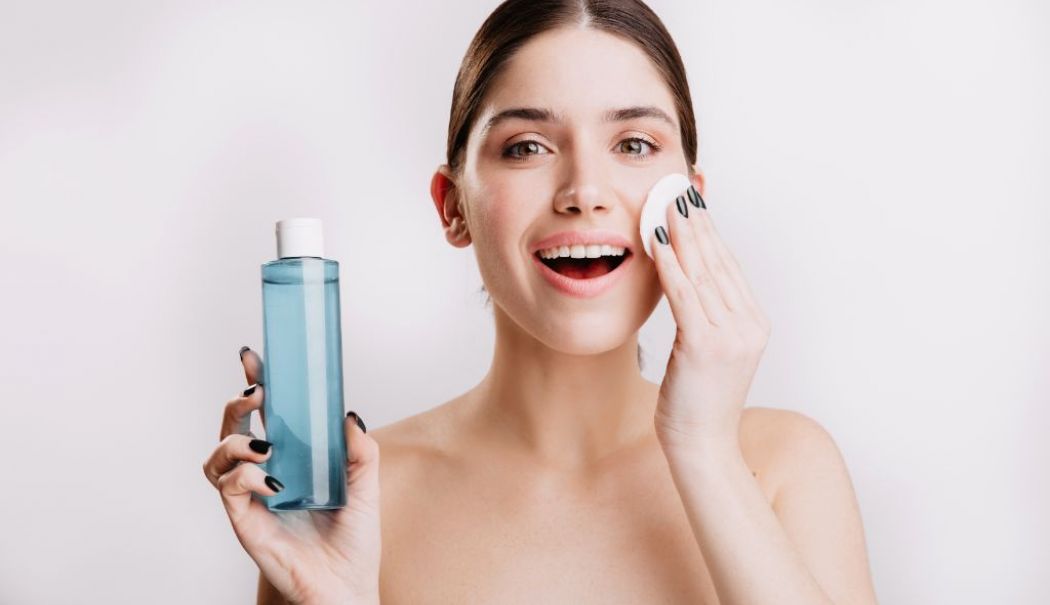 Apa micelară cu acid hialuronic curăță eficient machiajul, fără a irita ochii - apa-micelara-1736939492.jpg