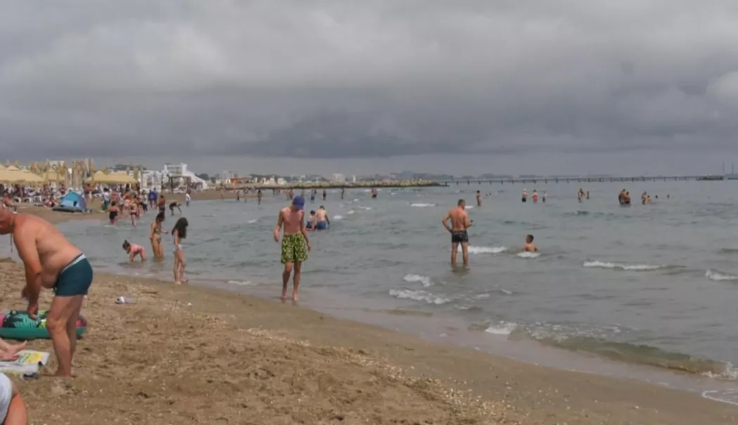 Apa mării s-a răcit brusc! Baia în mare, o provocare
