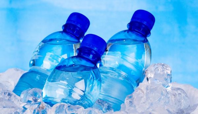 APĂ ÎMBUTELIATĂ, INFECTATĂ CU MATERII FECALE. PESTE 4000 DE OAMENI, AFECTAȚI - apaimbuteliata-1461652215.jpg
