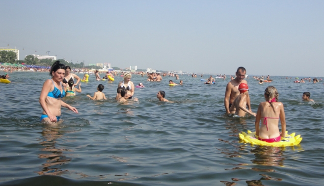 Obiceiurile mizerabile  ne costă scump.  Până când își vor mai face turiștii nevoile în mare? - apamarii-1498751939.jpg