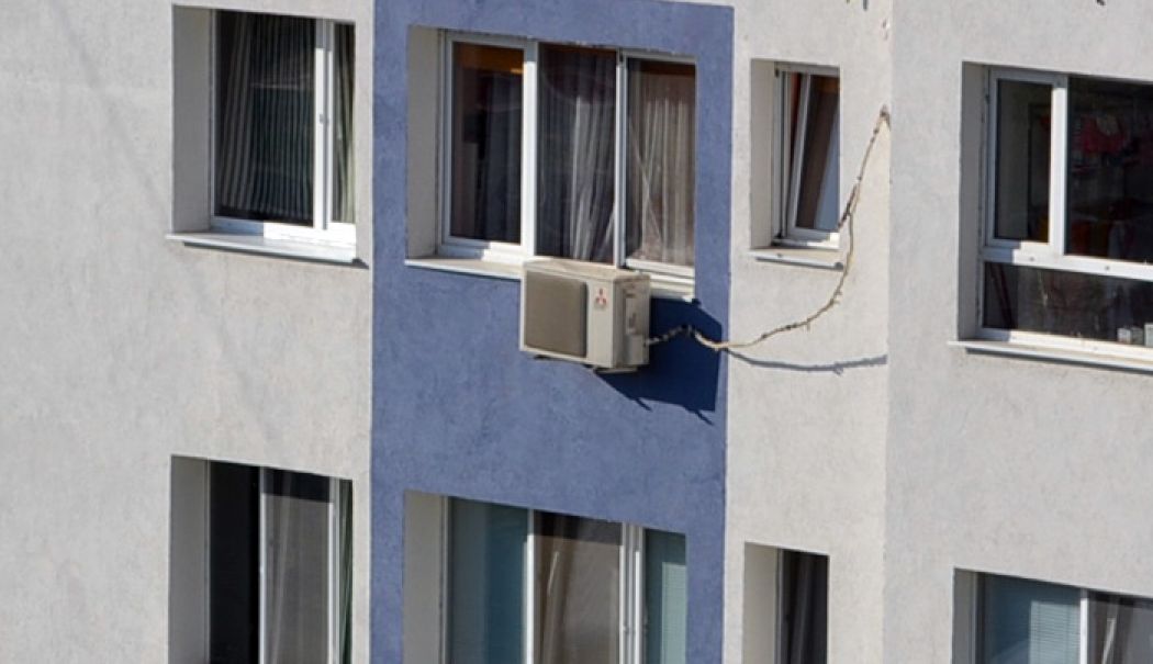 Reţelele electrice nu fac faţă caniculei. Un aparat de aer condiţionat creşte consumul de trei ori - aparatedeaerconditionatemontatep-1719249299.jpg