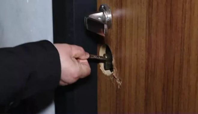 Caz incredibil! O femeie și-a găsit încuietoarea schimbată la casă, iar în locuință o familie necunoscută cu șase copii