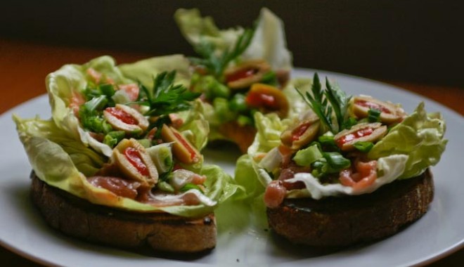 Meniul zilei - aperitivcusomonafumat-1328216984.jpg