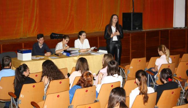 Cine vrea să conducă Consiliul Județean al Elevilor? - apetroaei2-1432299665.jpg