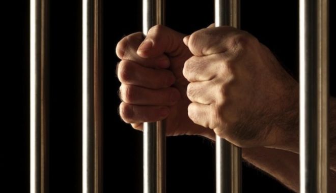 Familie bătută în propria casă de la un apometru. Agresorii băuți au fost ARESTAȚI