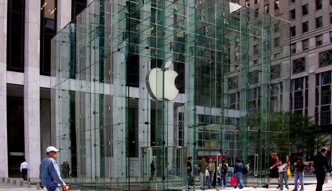 Apple, Google, Intel și Adobe, acuzate de angajați că au evitat racolarea reciprocă de personal - applestorefifthavenue-1407680902.jpg