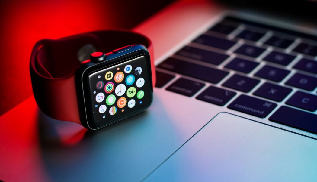 Smartwatch-urile, mai mult decât simple ceasuri: Cum au devenit esențiale în viața noastră digitală - applewatch1-1739459059.jpg