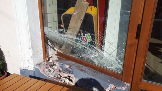 Un șofer de 80 de ani a ajuns cu mașina în vitrina unui restaurant - arad2522499900-1563357645.jpg