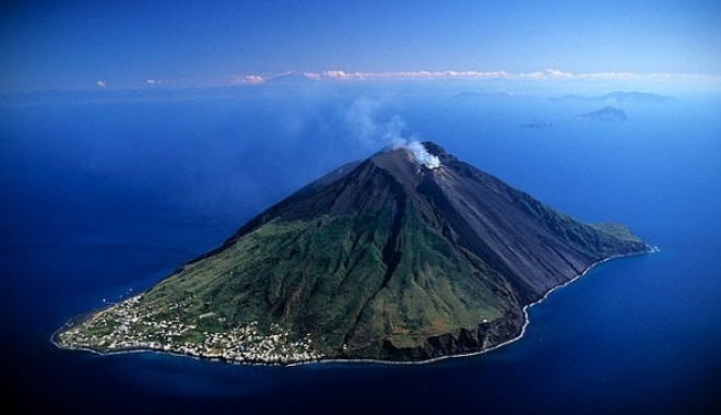 Spectacolul naturii: Vulcanul Stromboli a erupt - arataimg1-1407764341.jpg