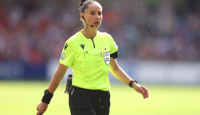 Partida de fotbal feminin dintre AS Roma şi FC Barcelona, arbitrată de o româncă - arbitra-sferturi-1679322406.jpg