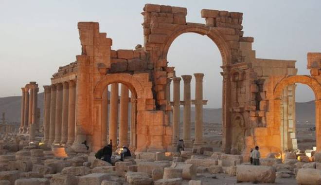 Gruparea Statul Islamic a aruncat în aer Arcul de Triumf - arculdetriumfdinpalmiraaruncatin-1444036118.jpg