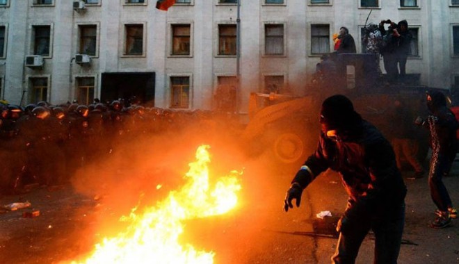 Arde Kievul: Opoziția cere demisia președintelui Viktor Ianukovici! - ardekiev2-1385994211.jpg