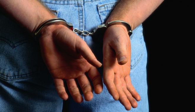 Cercetat pentru complicitate la furt și conducere fără permis - arest-1361793859.jpg