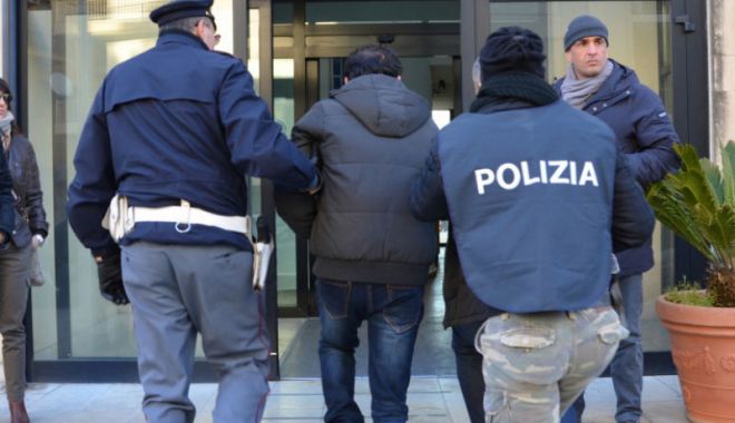 Un inginer italian se dădea drept medic ginecolog. Bărbatul a fost arestat și acuzat de pedofilie - arest-1551519942.jpg