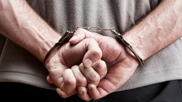 Profesor trimis în judecată pentru că a sedus o elevă - arest-1593677851.jpg