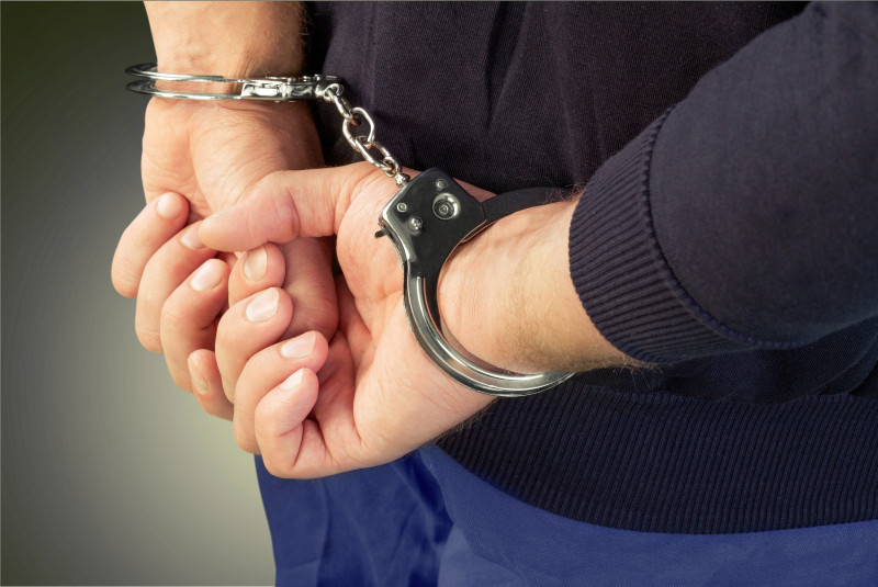 Instructor de înot, arestat preventiv într-un dosar de agresiune sexuală asupra unei minore