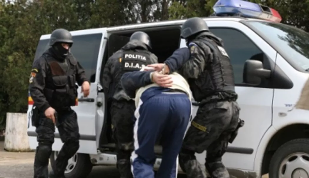 Bătaie cu arme albe într-o curte din Castelu. Suspectul a fost reținut - arest-retinere-incatusat-1779270723.webp