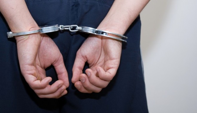 Bărbați cu mandate de arestare, depistați de polițiști - arest13392415641350419052-1381051270.jpg