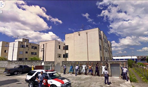 Top 10 cele mai ciudate IMAGINI surprinse de Google Street View | GALERIE FOTO - arestare-1413206900.jpg
